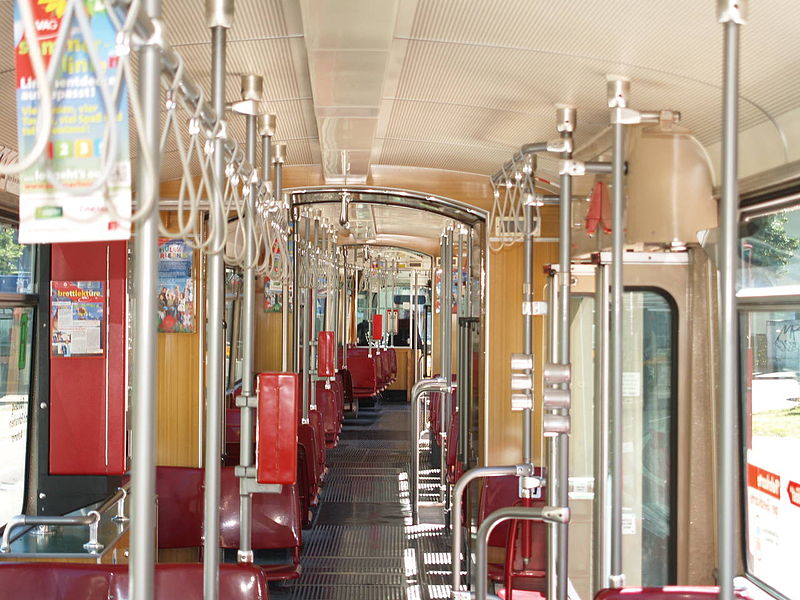 File:(Straßenbahn Freiburg) Innenraum des GT8K..jpg