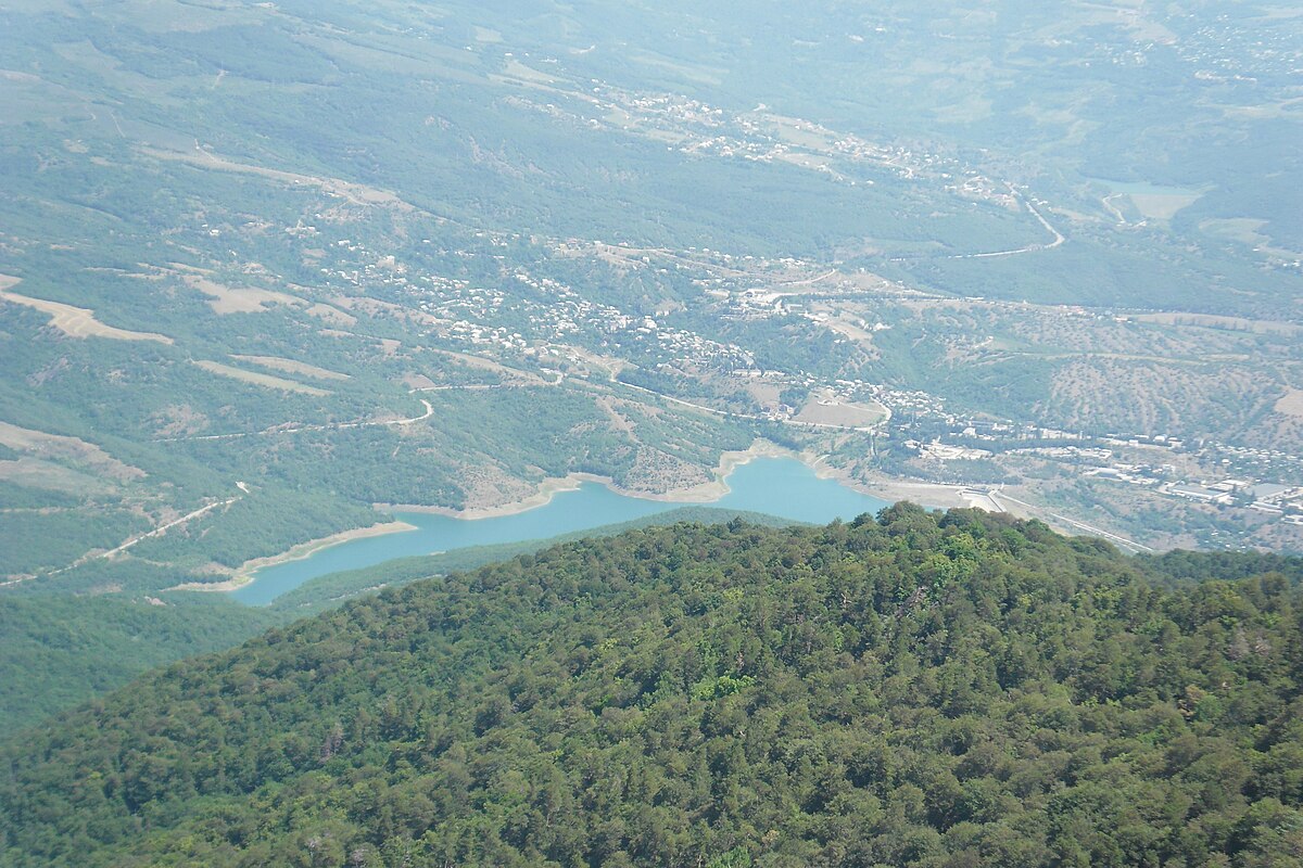 Село изобильное крым. Изобильненское водохранилище Алушта. Изобильненское водохранилище Крым. Алуштинское водохранилище Крым. Озеро Изобильное Алушта.