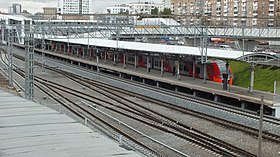 Vista da plataforma do viaduto do rolamento de esferas sobre as vias férreas