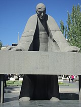 Թամանյանի հուշարձանը Երևանում