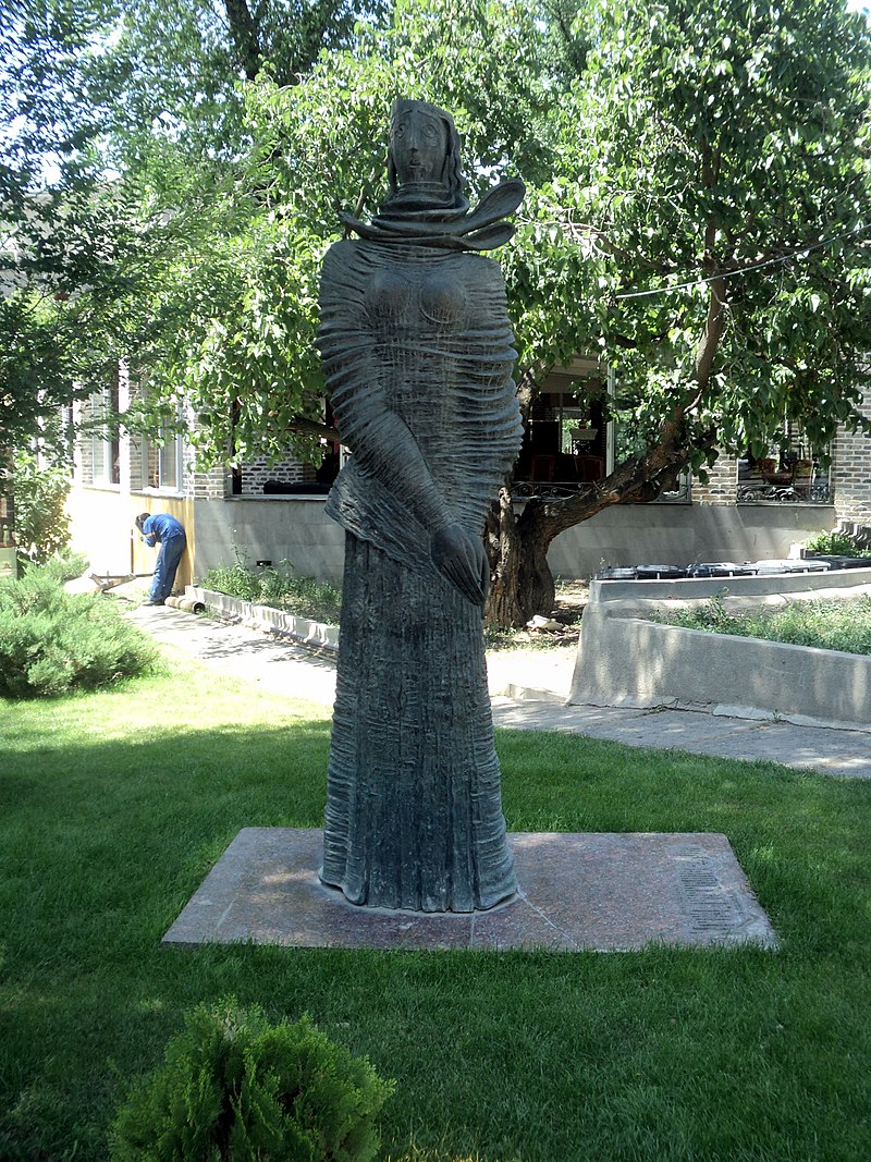 Ղարաբաղցի կինը քանդակ.JPG