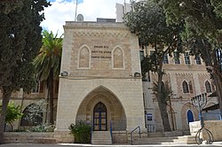 Ostfassade zum Hof mit Vorbau aus Laube und oben Synagoge, 2013