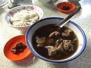 漢方薬膳の一例。羊の肉や骨・漢方薬・豆板醬で作った「羊肉炉」。