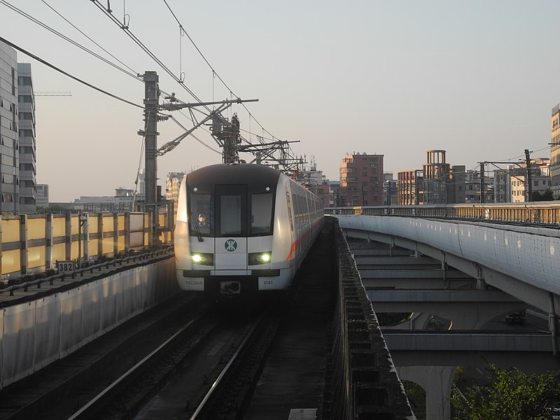 File:01A2206 type 104 train entering Hourui Station, Nov 2021.jpg