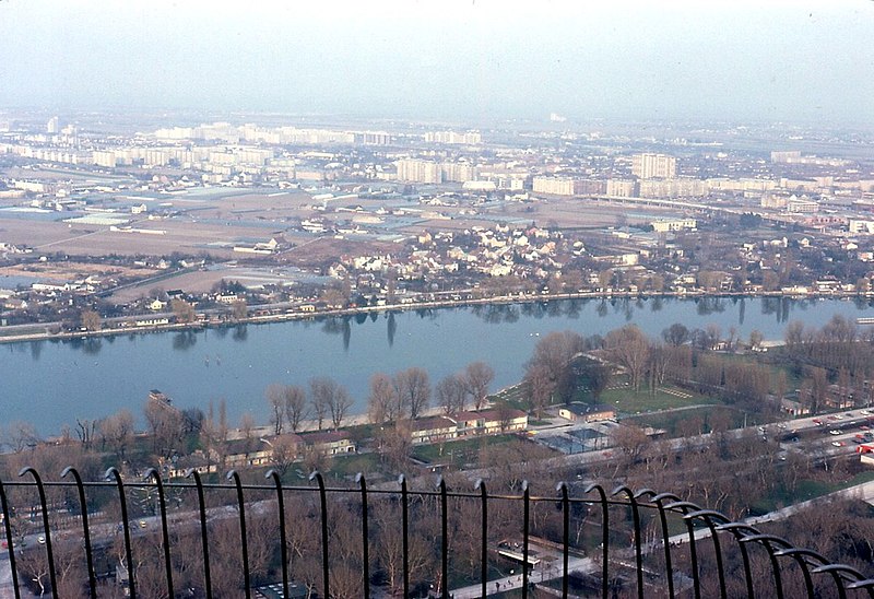 File:067R14160380 Blick vom Donauturm Richtung Mühlschüttel, Kagran, rechts Trasse der U Bahn Linie U1.jpg