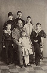 Het jonge gezin van Alexander III. V.l.n.r.: Mikhail, Maria Fjodorovna, Alexander III, tsarevitsj Nikolaj, Olga, Xenia en Georgi. Foto: Sergej Levitski