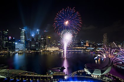 Fogos de artifício vistos do Marina Bay Sands, em antecipação à parada de 2011 para celebrar o aniversário de independência de Singapura. (definição 4 256 × 2 832)
