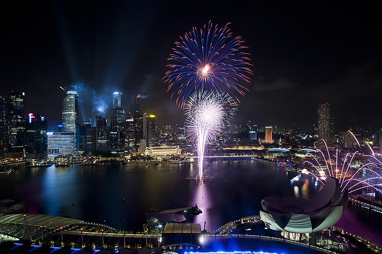 Вид с Marina Bay Sands на фейеверк в честь Национального дня Сингапура[англ.]