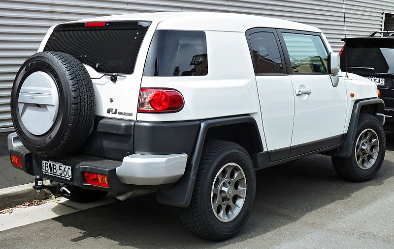 800px-2011_Toyota_FJ_Cruiser_(GSJ15R)_wa