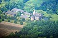 Schloss Sandfort ist ein Wasserschloss in der Bauerschaft Vinnum, Olfen, Kreis Coesfeld, Nordrhein-Westfalen, Deutschland. Das Bild entstand während des Münsterland-Fotoflugs am 1. Juni 2014. Hinweis: Die Aufnahme wurde aus dem Flugzeug durch eine Glasscheibe hindurch fotografiert.