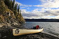 Kanoe na brehu rieky Yukon