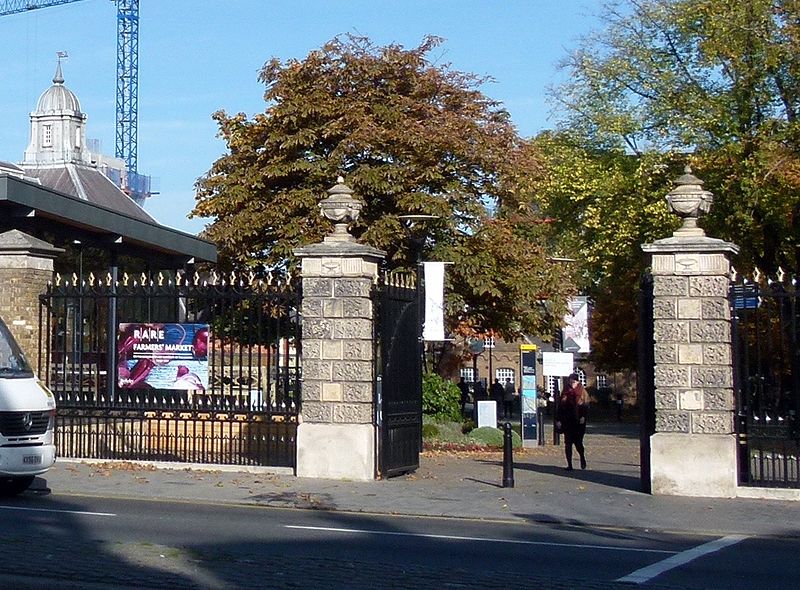 File:2016 Woolwich, Royal Arsenal, gate & construction sites (cropped).jpg