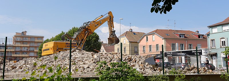 File:2018-06-06 16-43-37 demolition-hopital-belfort.jpg