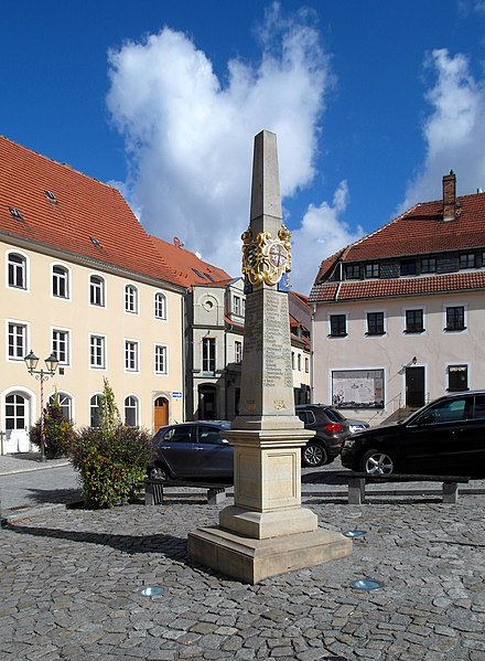 File:20180925210DR Stolpen Markt Postmeilensäule.jpg