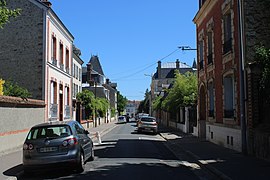 Rue Carnot depuis la place Milosz (rephotographie de la carte postale), en juillet 2021