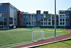 Учебный корпус Международной школы Казани для средних классов: вид со стороны футбольного поля (июнь 2019)