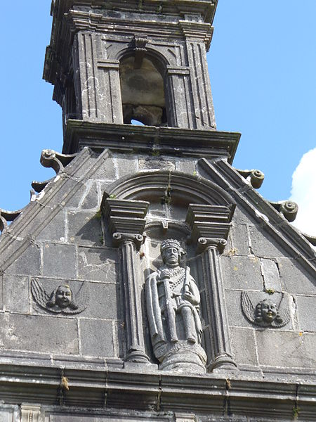 File:4349.Statue des Heiligen Saint Miliau(gestorben 531 )im Giebel über dem Eingangsportal der Kirche von Saint Milau(6.Jh.)-Bretonischer Heiliger-Guimiliau-Enclos Paroissal.JPG