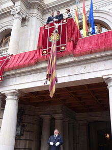 Bajada de la Real Señera desde el Ayuntamiento de Valencia, para la procesión cívica del Día de la Comunidad Valenciana