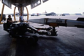 AGM-69A kiun SRAM ŝarĝis en B-1B.jpg