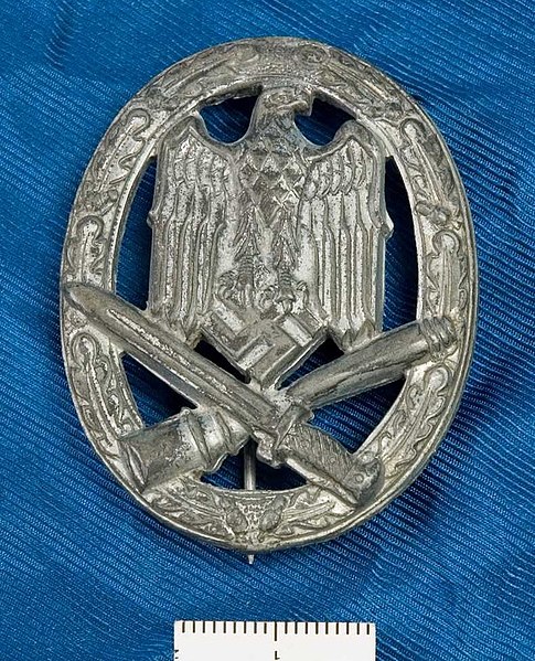 File:AM.085159 Allgemeines Sturmabzeichen (1940) General Assault Badge, German WWII Third Reich military decoration awarded to personnel of German Army, Waffen-SS and Ordnungspolizei. Photo Armémuseum Sweden. License CC BY 4.0 cropped.jpg