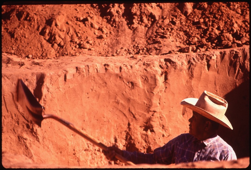 File:ARCHAEOLOGICAL DIG - A PROJECT OF THE MUSEUM OF NORTHERN ARIZONA. MANY WORKERS AT THE DIG ARE SKILLED LOCAL NAVAJOS - NARA - 544154.tif