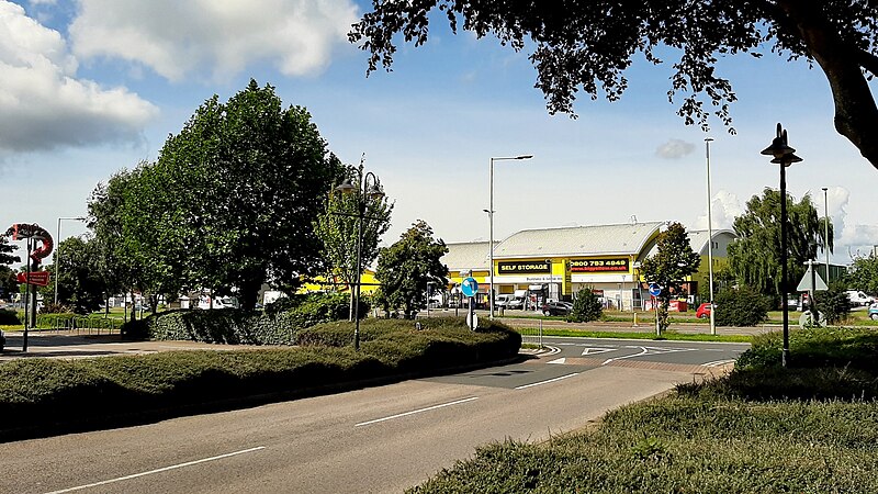 File:Across Eastern Avenue - geograph.org.uk - 6245542.jpg