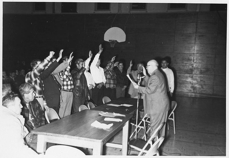 File:Administering oath of office to new Tribal Council - NARA - 285701.jpg