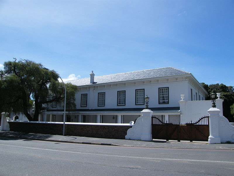 File:Admiralty House St Georges Street Simonstown Cape Town - Side view 1.JPG