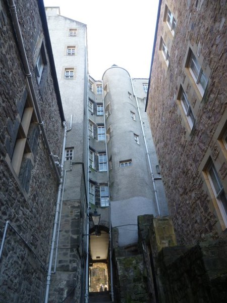File:Advocate's Close off the High Street - geograph.org.uk - 3397660.jpg