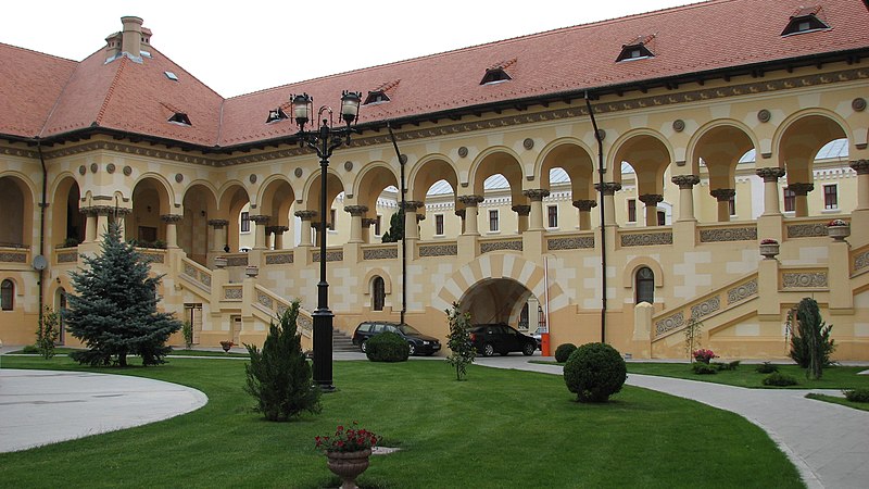 File:Alba Iulia - Catedrala Ortodoxa - Manastirea.jpg