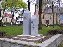 Denkmal zur 975-Jahr-Feier im Jahr 2006 an der Pfarrkirche