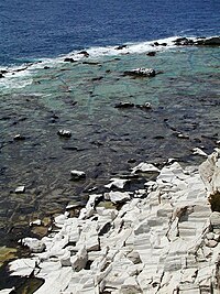 Canteras de mármol: la extremidad sureste de la península, erosionada hasta el nivel del mar.