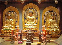 Amitabha Boeddha en sy begeleidende bodhisattvas Mahasthamaprapta (links) en Avalokitesvara.