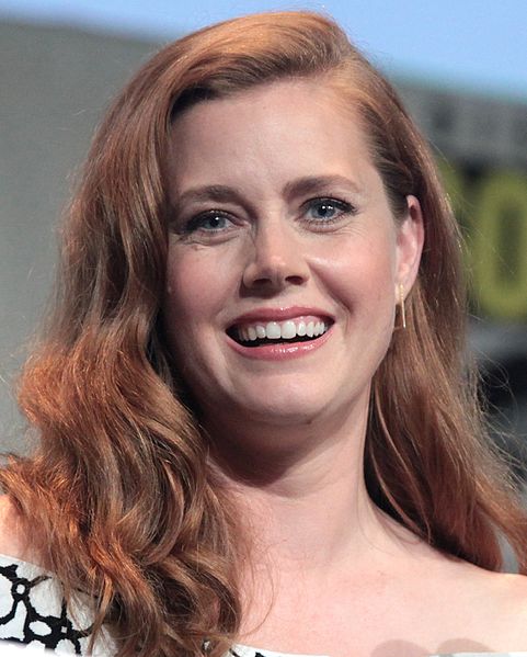 Image: Amy Adams speaking at the 2015 San Diego Comic Con International (cropped)