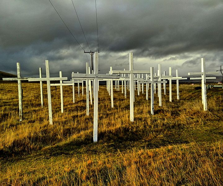 File:Ansamling kors vid Suðurlandsvegur.jpg