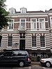 Halfvrijstaand blok van twee herenhuizen met hekwerken, gebouwd in eclectische stijl met neorenaissance invloeden