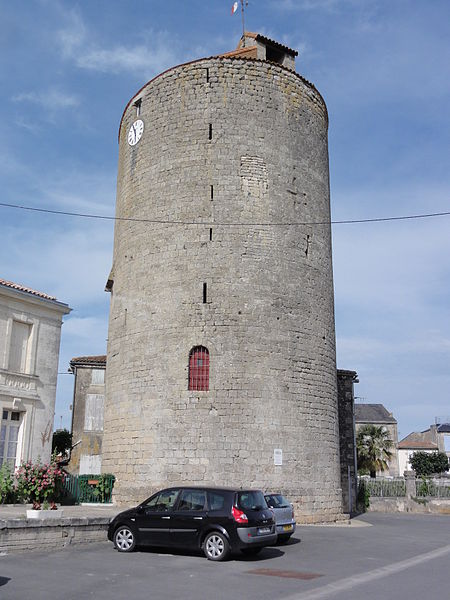 File:Aulnay-de-Saintonge, tour du château.JPG