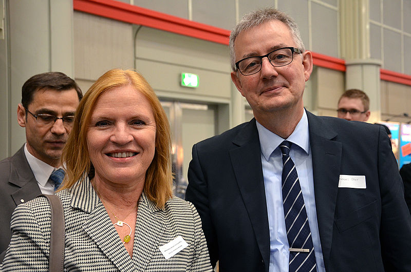 File:BERUF & BILDUNG 2014, Messe für Ausbildung, Studium und Weiterbildung,(029) Bärbel Höltzen-Schoh (v.l.), Leiterin der Agentur für Arbeit Hannover, Michael Stier (re.), Geschäftsführer Jobcenter Region Hannover.jpg