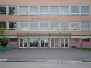 Entrada principal de la escuela secundaria