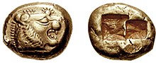 Recto et verso d'une pièce d'or vaguement ovoïde, portant d'un côté une tête de fauve et de l'autre deux estampages rectangulaires.