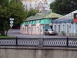 Выход Большого Полуярославского на набережную Яузы. Вид от реки.