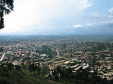 Bamenda da estrada da montanha para a cidade