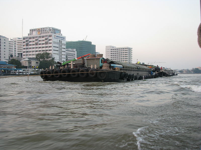 Fichier:Bangkok 08 - 21 - sharing the river with a barge (3166231911).jpg