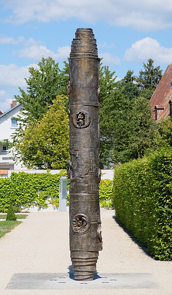 File:Benediktsäule Prälatengarten Metten-8677.jpg