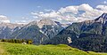 Bergweg tussen Motta Naluns en Sent. Uitzicht op de alpen boven Sent.