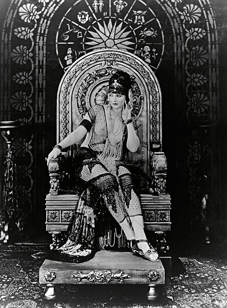 Betty Blythe as the Queen of Sheba