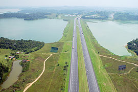 La carretera a su paso por la represa Billings.