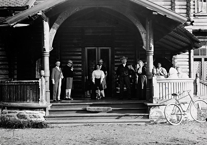 File:Bjørnson sammen med familie og venner på Kornhaug, juli 1896 (4472663813).jpg