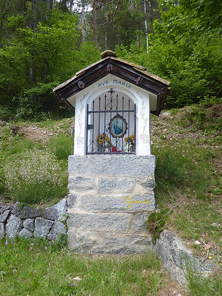 File:Bleggio Superiore - Capitello strada val Marcia.jpg