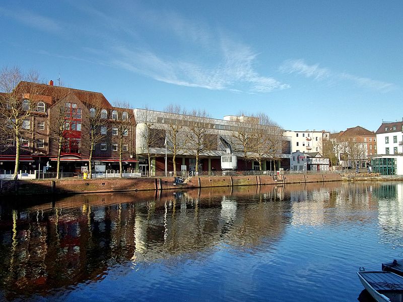 File:Blick auf die Serrahnstraße mit dem historischen Museumskran.jpg